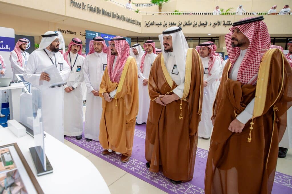 رئيس جامعة القصيم يفتتح معرض تجربة المستخدم في المكتبة المركزية.