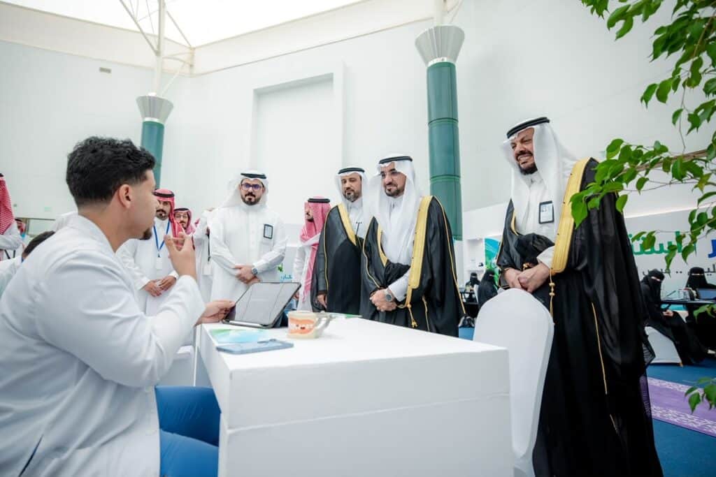 طالب يعرض ابتكاراً تقنياً على مسؤولي جامعة القصيم في هاكاثون مبتكر 8.