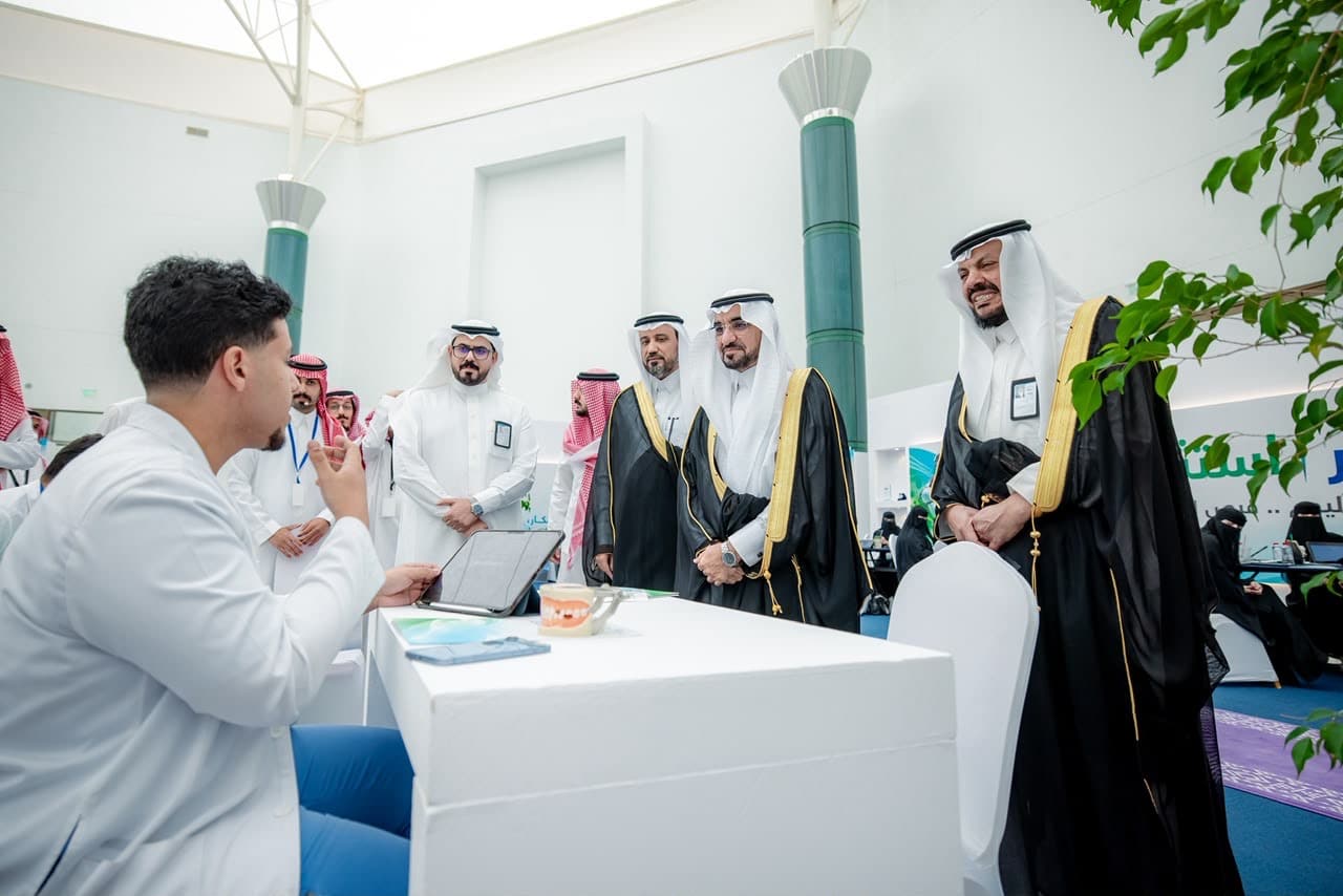 طالب يعرض ابتكاراً تقنياً على مسؤولي جامعة القصيم في هاكاثون مبتكر 8.