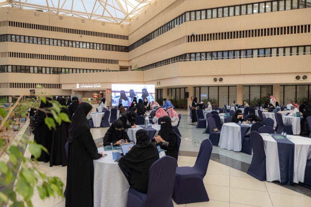 ملتقى ابتكاري في بهو جامعة القصيم.