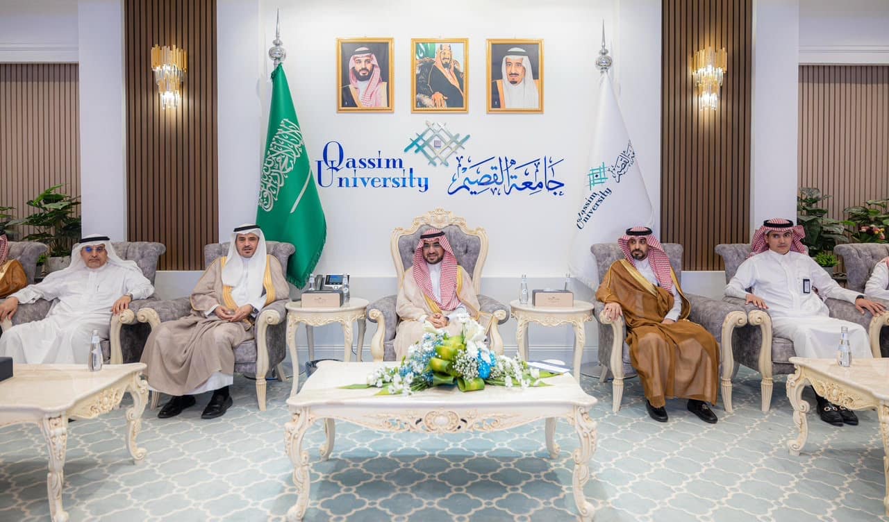 An academic meeting at the Al-Qassim University to discuss an initiative to reduce food waste.