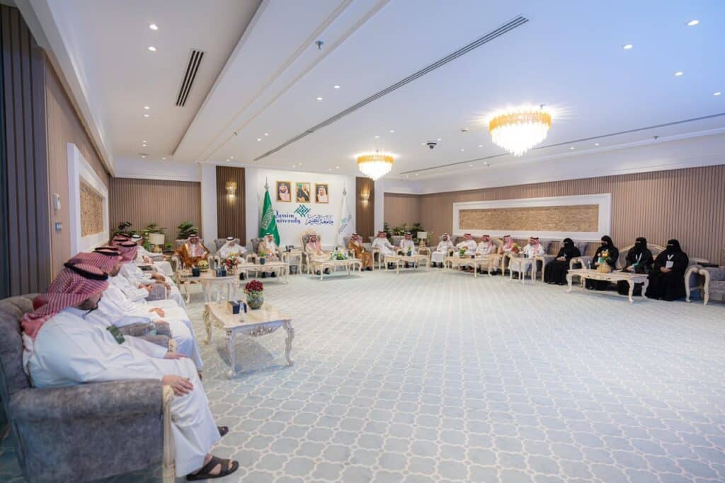 مشاركون في هاكاثون حول هدر الطعام في قاعة اجتماعات بجامعة القصيم.