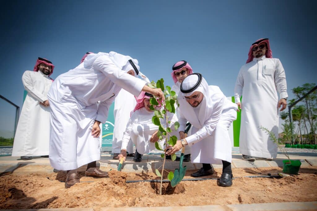 مبادرة جامعة القصيم البيئية لغرس الأشجار في بيئة صحراوية.