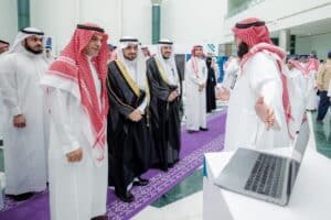 عرض مشروع تقني في جامعة القصيم أمام لجنة تحكيم.