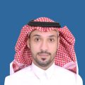 ممثل لجنة الإشراف بجامعة القصيم في صورة تعكس صورة رسمية هوية المجتمع السعودي المسلم.