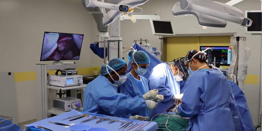 إجراء عملية جراحية بمستشفى جامعة القصيم باستخدام تقنيات طبية متقدمة وتوثيق دقيق للخطوات.