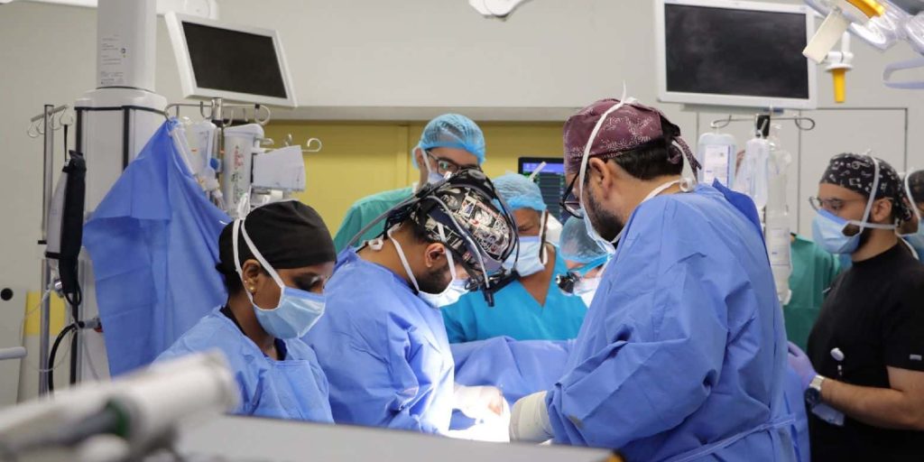 إجراء جراحي داخل مستشفى جامعي بجامعة القصيم بتوثيق دقيق وفق القيم الإسلامية.