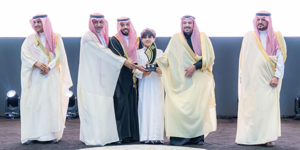 تكريم فائز بجائزة الشاب العصامي بجامعة القصيم بحضور أعضاء لجنة الجراحات الأكاديمية.