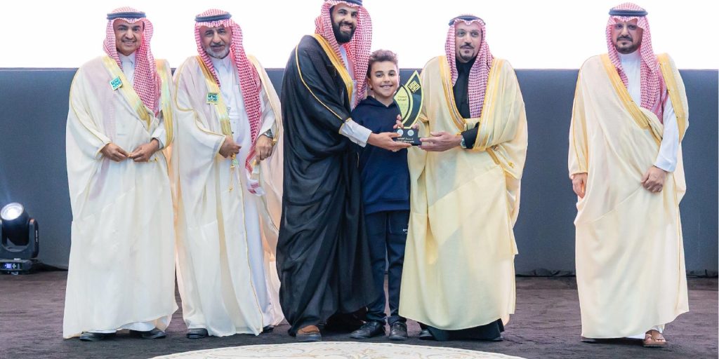 تكريم الشاب العصامي في جامعة القصيم بحضور مشاركين وسـط أجواء أكاديمية.