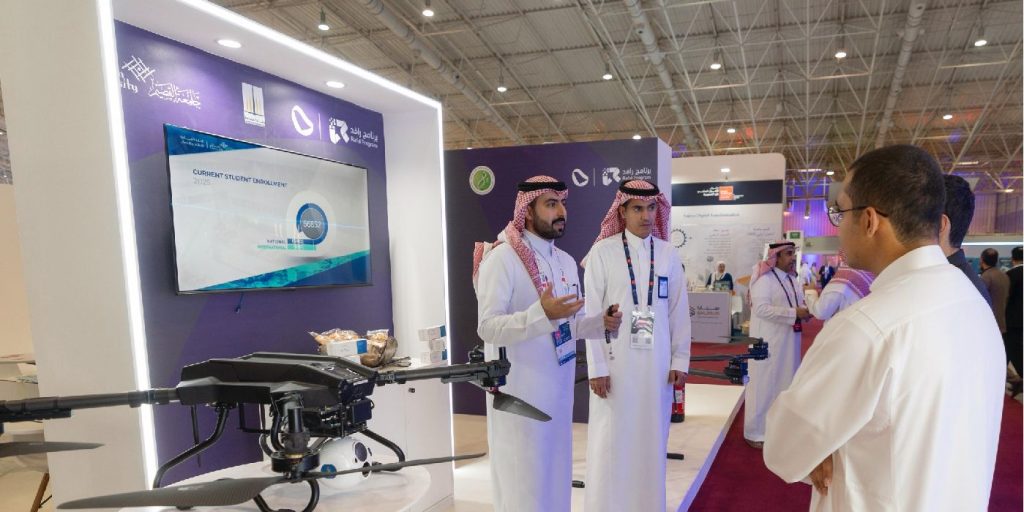 نقاش أكاديمي في معرض تقني معرضي بجامعة القصيم حول طائرة بدون طيار ومزاياها الذكية.