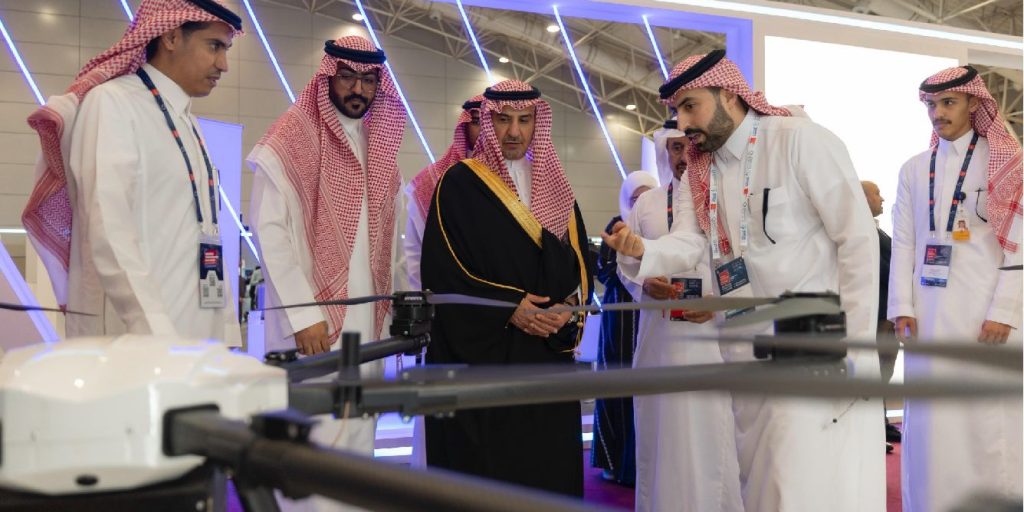 عرض تقني لطائرة دون طيار ضمن فعالية أكاديمية جامعة القصيم في بيئة مبتكرة.